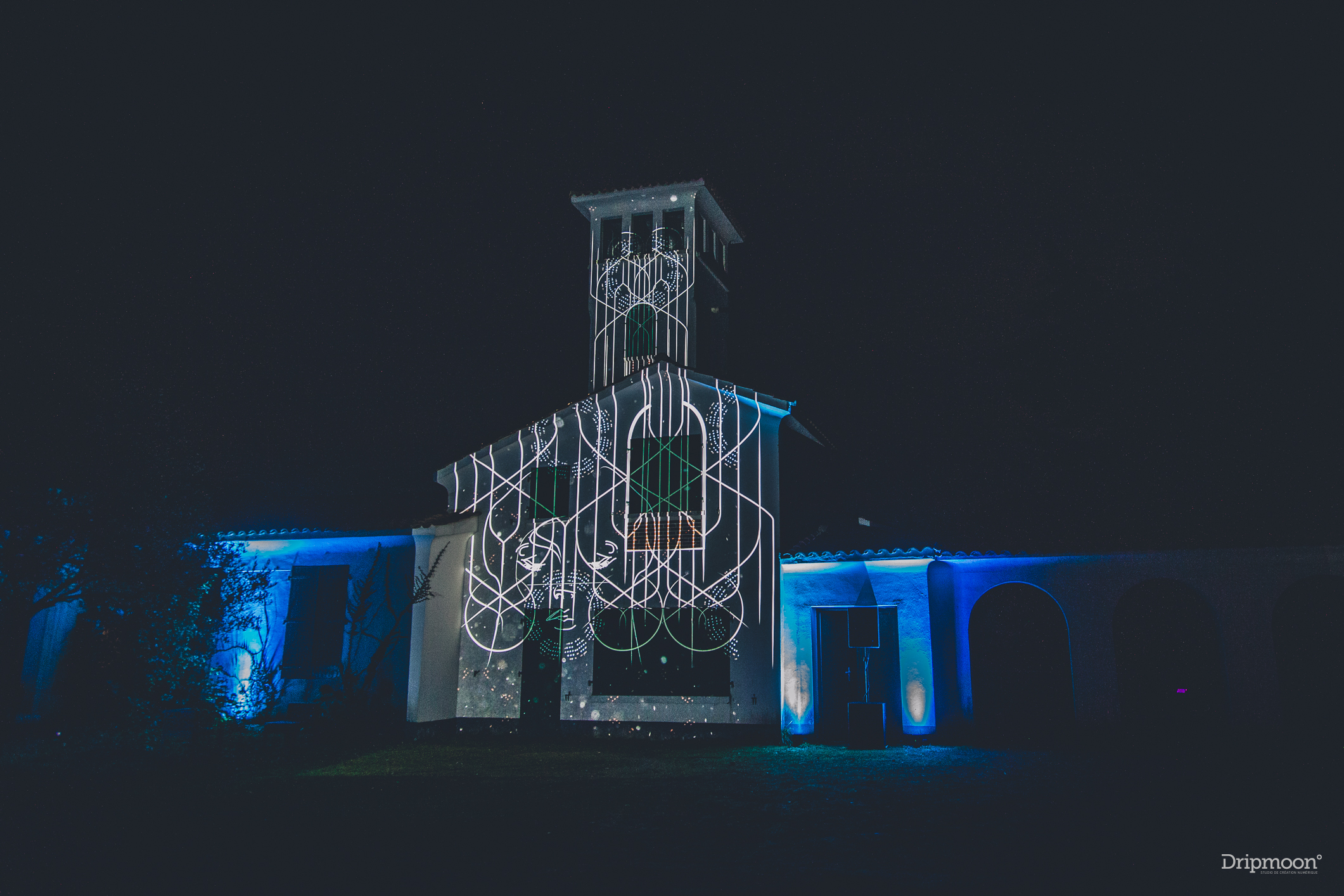 Installation lumineuse et panneaux narratifs dans le jardin